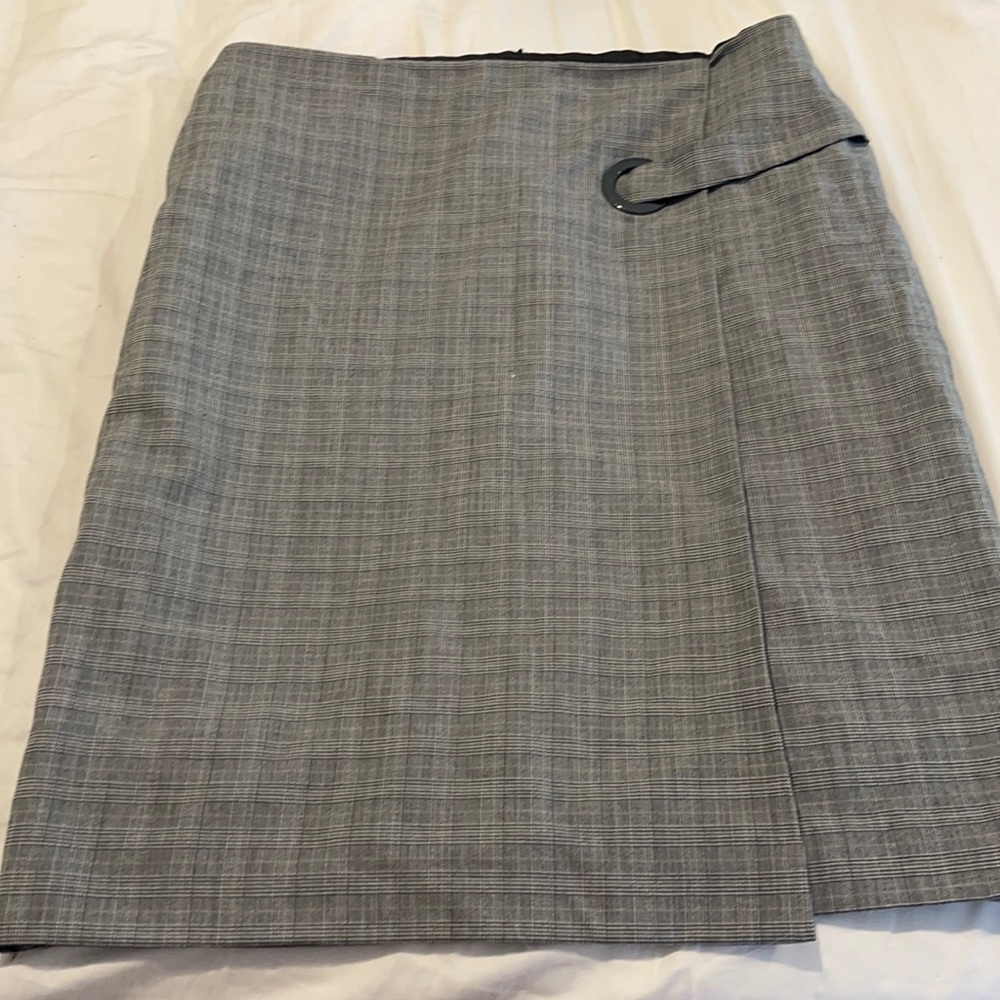 Calvin Klein Skirt 21 inches long . Size 6